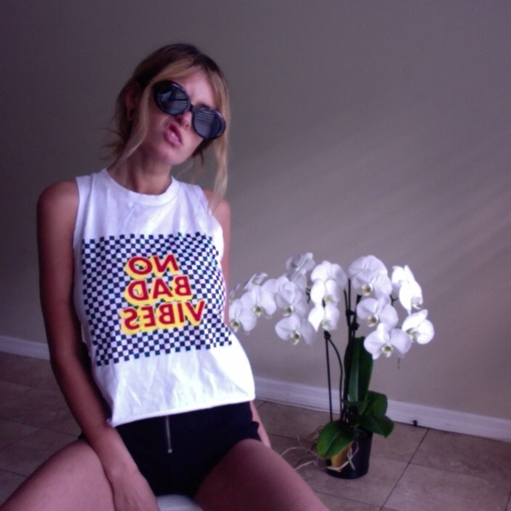 NO BAD VIBES CROP TOP - Picture 2 of 7